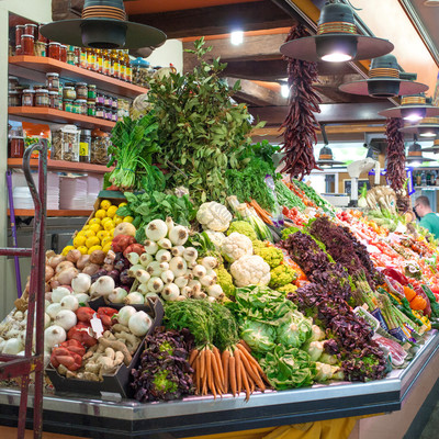 在销售中的新鲜农产品在地方农夫市场上在巴塞罗那,西班牙当地农贸市场的新鲜农产品